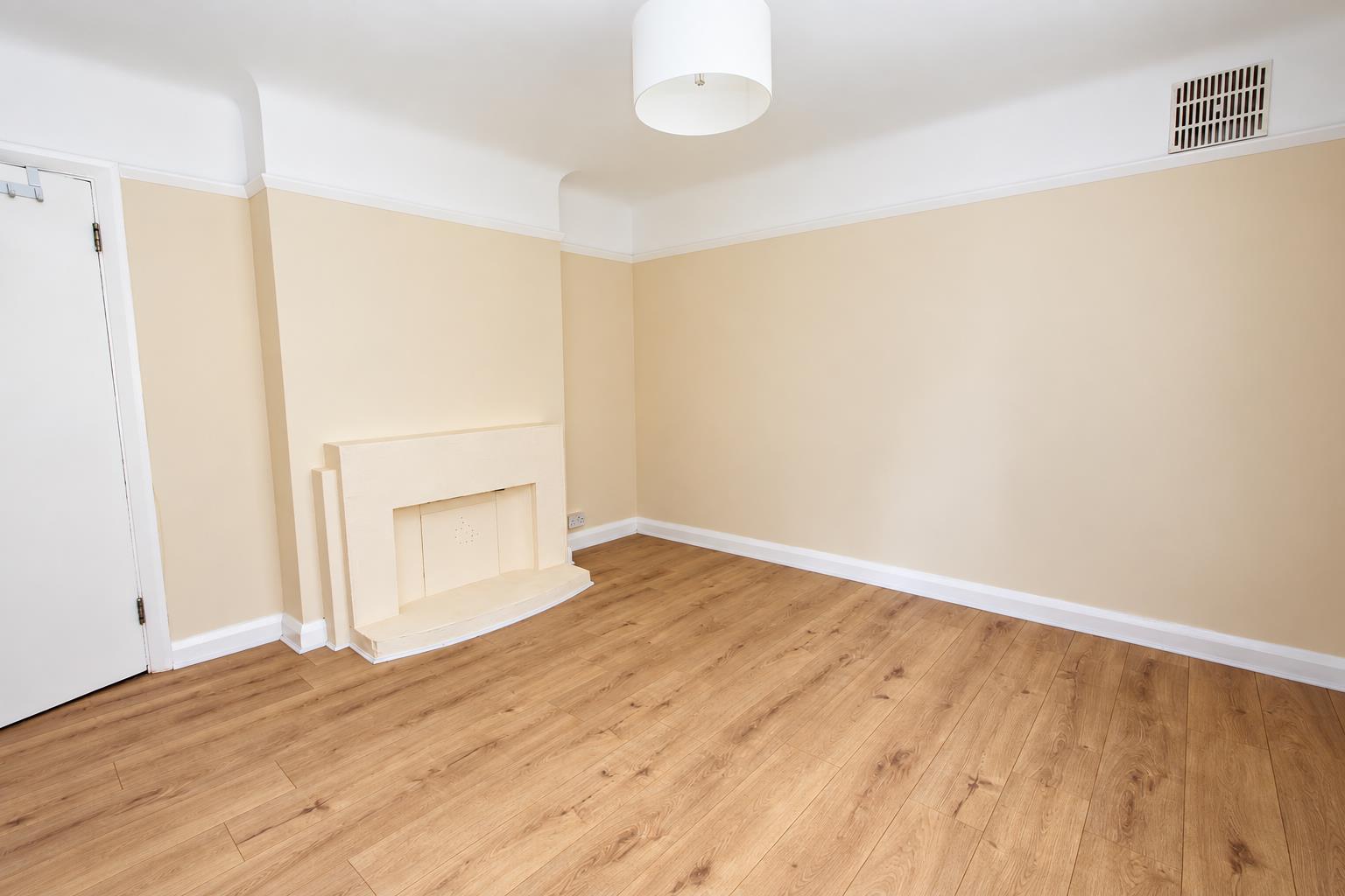 2 bed property in Manor Road, Wallington